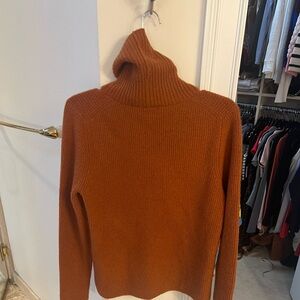 Carlson turtleneck sweater Size s